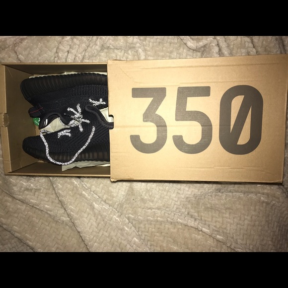 yeezy 350 v2 black reflective laces